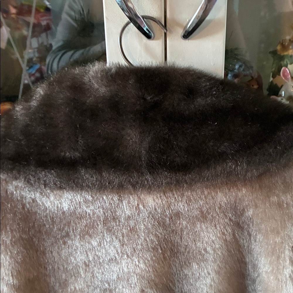 Vintage Faux Fur Coat with Dark Collar euc Warm - Picture 8 of 12